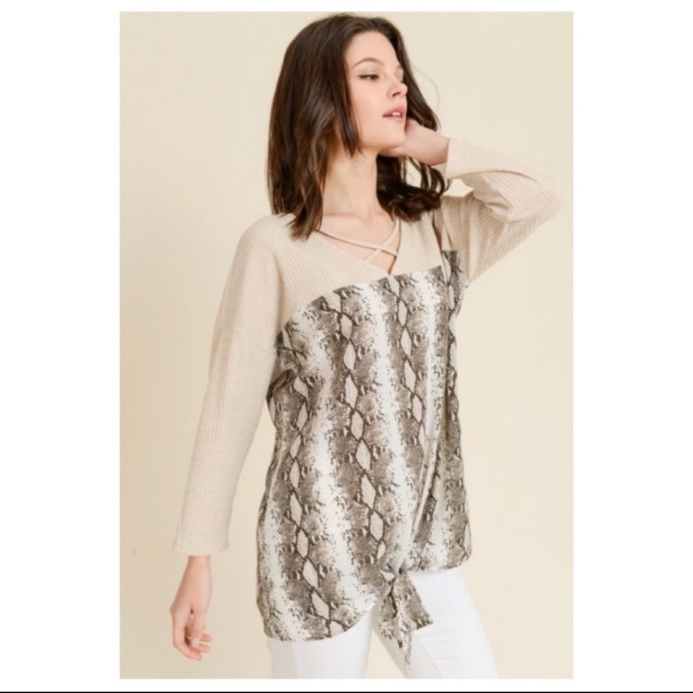 ✨SNAKE PRINT CONTRAST TOP W/V-NECKLINE-NEW - Picture 2 of 11